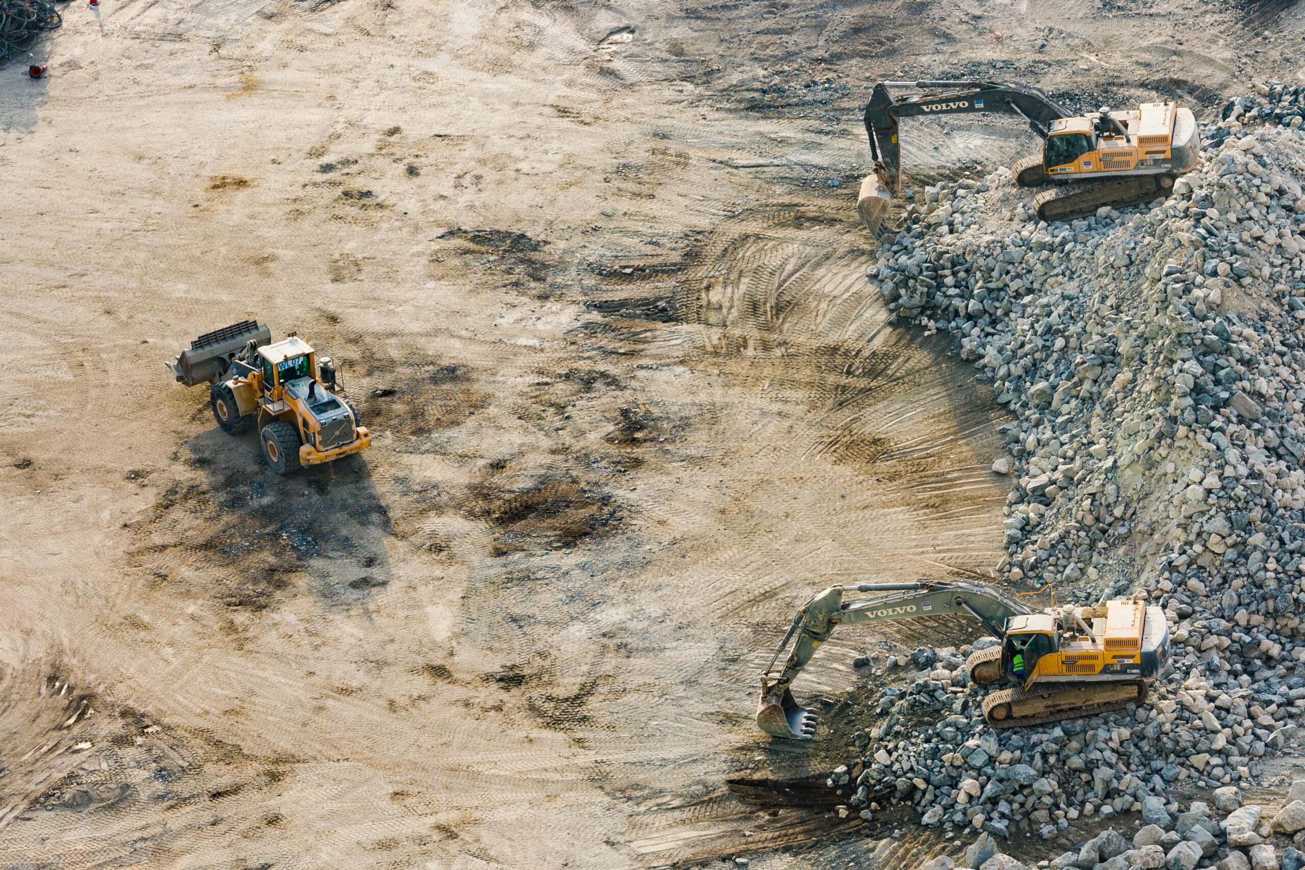 Vista aerea de maquinaria en una excavacion. (Foto de Aleksandar Pasaric)